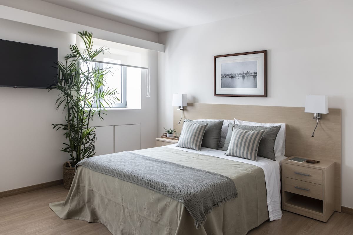 68 bedrooms, hypo-allergenic bedding, desk, laptop workspace