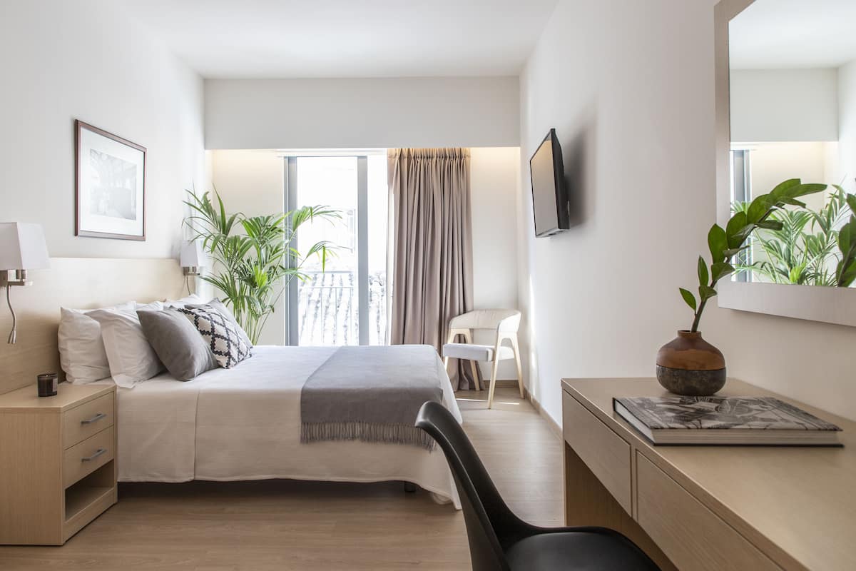 68 bedrooms, hypo-allergenic bedding, desk, laptop workspace