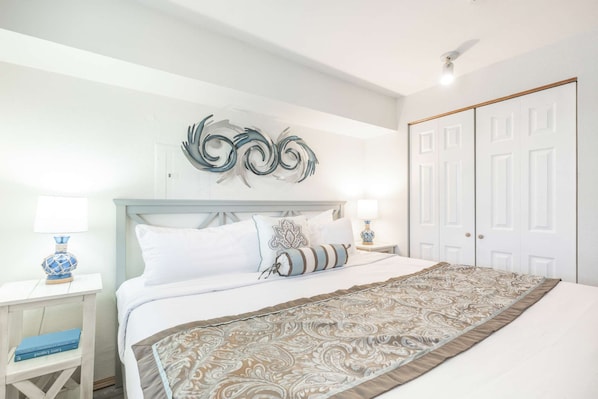 2 bedrooms, desk, WiFi, bed sheets