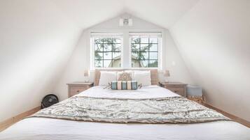 2 bedrooms, desk, WiFi, bed sheets