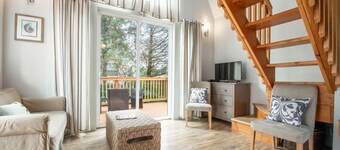 Sea Breeze Cottage - Pet Friendly, Walk to Beach!