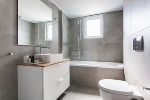 Standard Apartment | Bathroom | Free toiletries, hair dryer, soap, shampoo