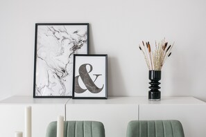 Standard-Apartment | Wohnbereich | 43-Zoll-Smart-TV mit Digitalempfang, Fernseher, Netflix