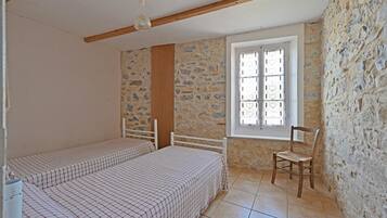 3 makuuhuonetta, silitysrauta/-lauta