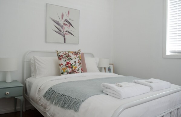 3 habitaciones, tabla de planchar con plancha, wifi y ropa de cama 