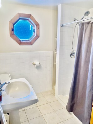 Combined shower/bathtub, hair dryer, towels, soap