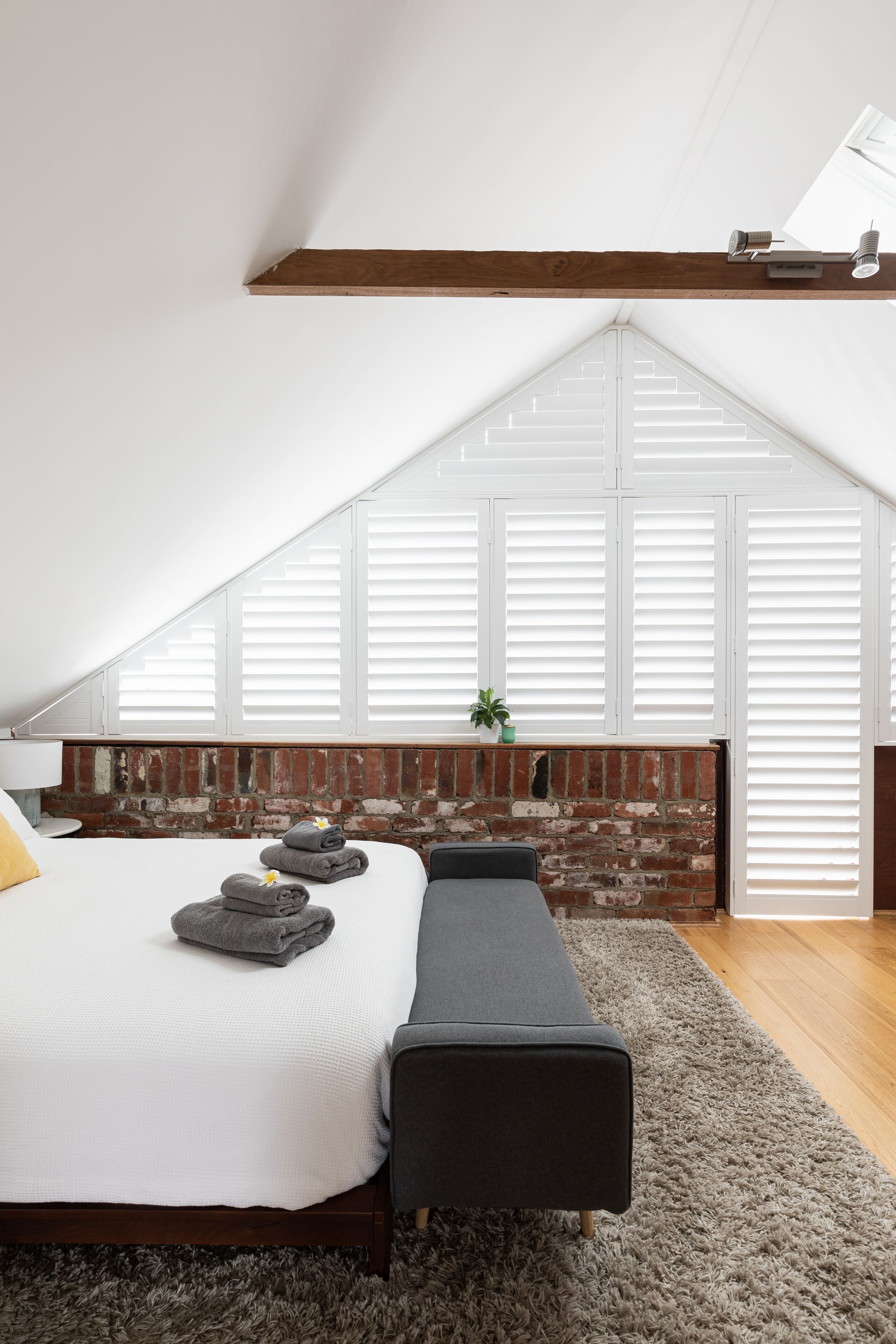 Character Loft House- walk to the beach and cafes — image 10