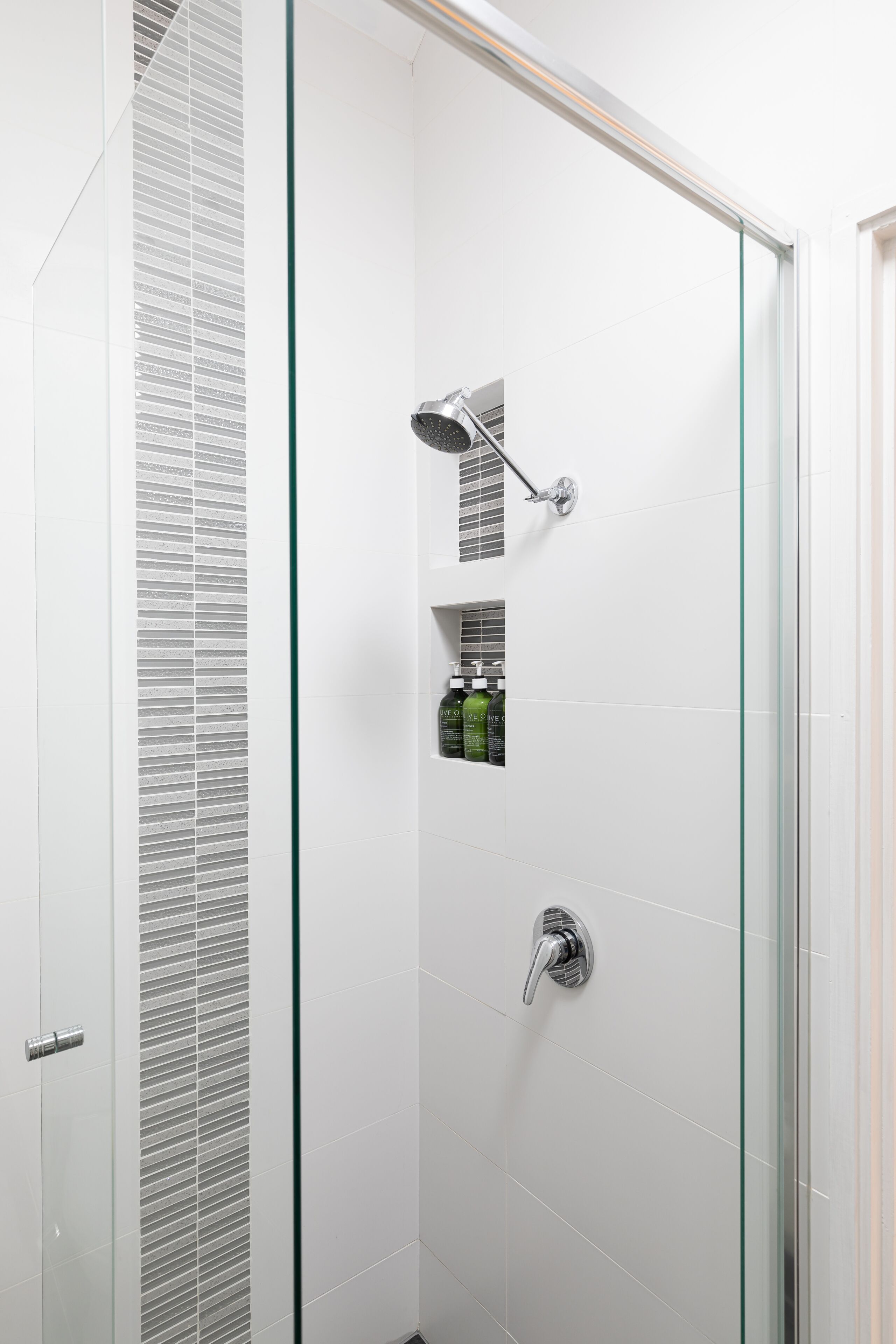 Character Loft House- walk to the beach and cafes — image 14