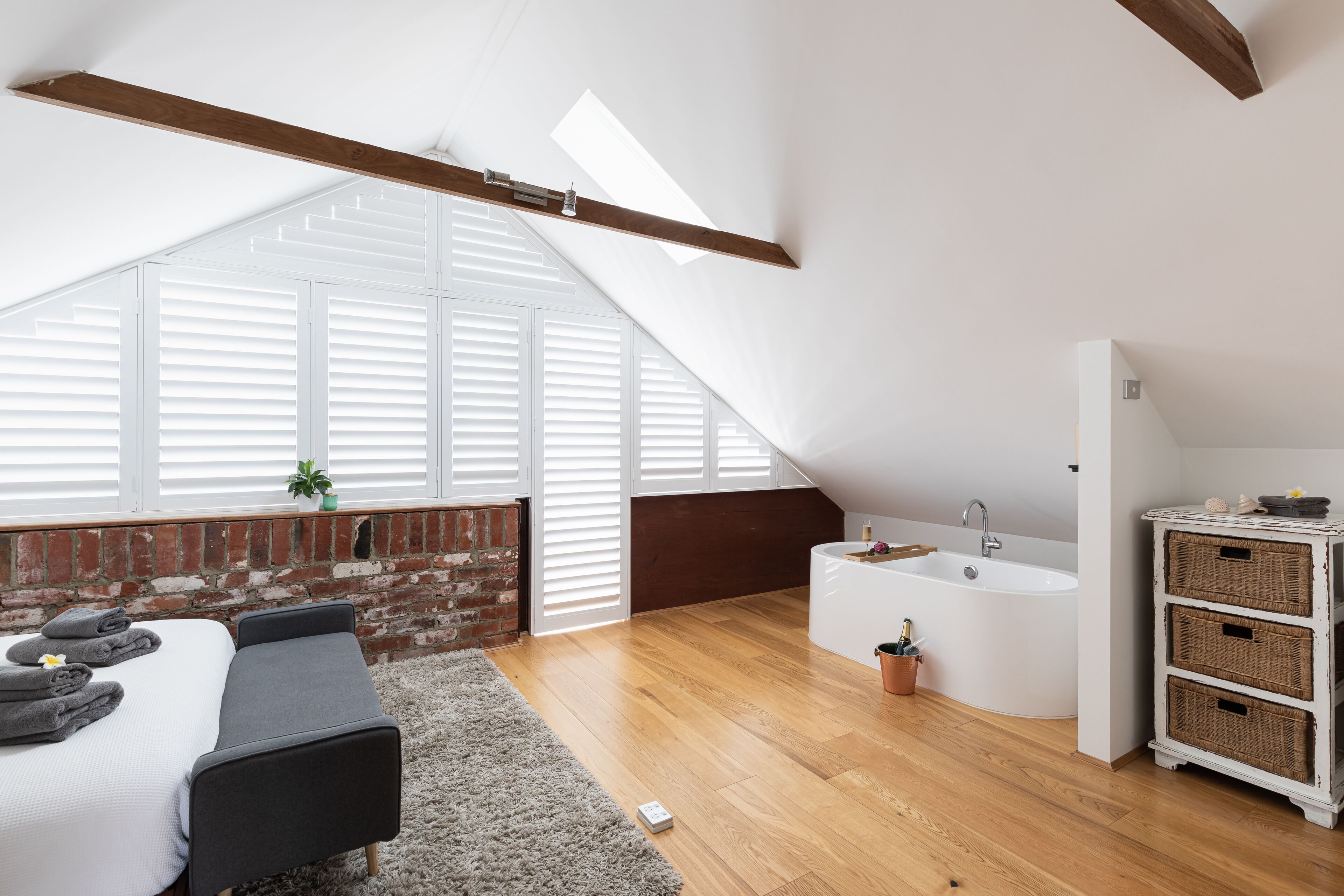 Character Loft House- walk to the beach and cafes — image 11