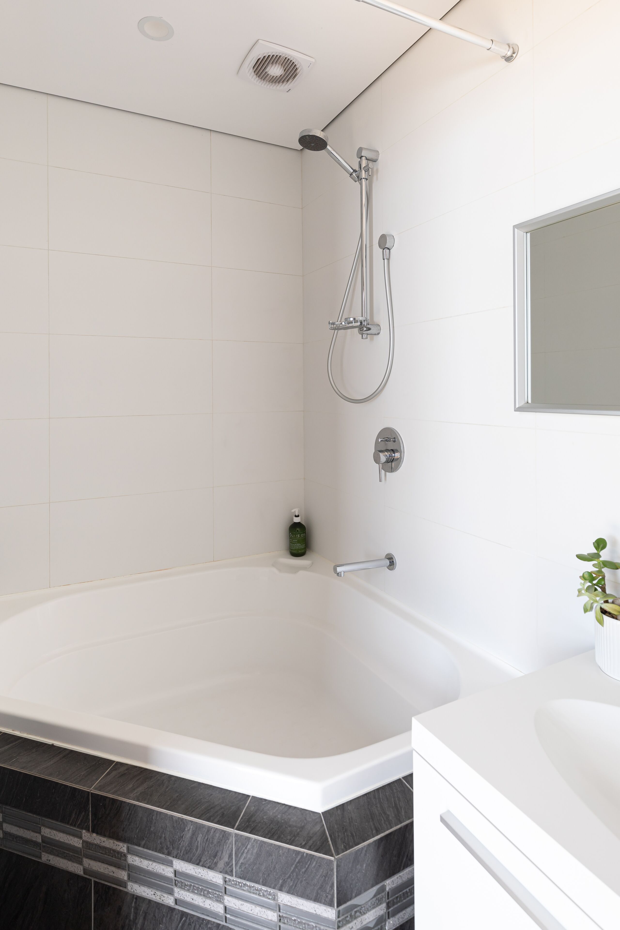 Character Loft House- walk to the beach and cafes — image 15