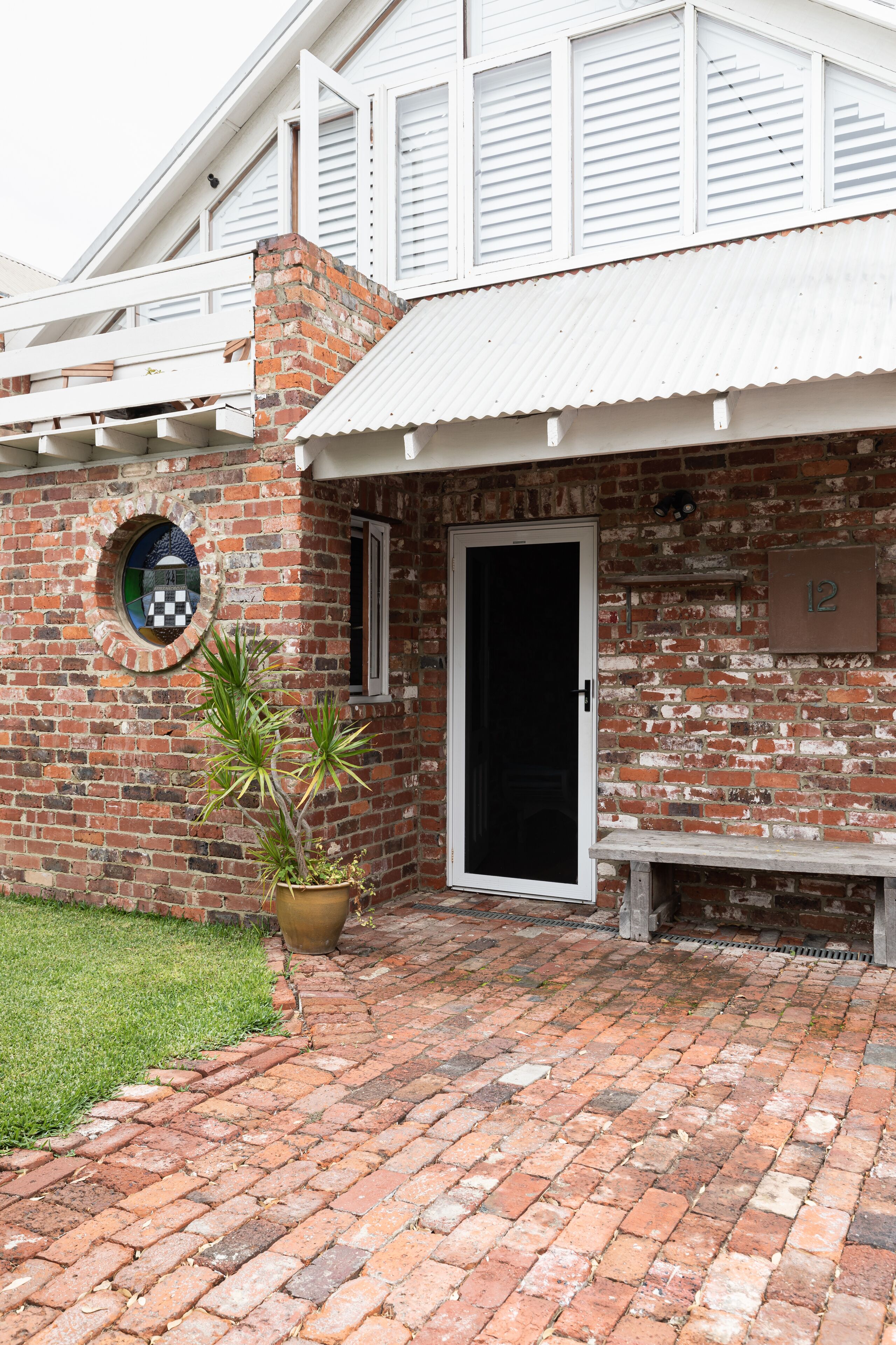 Character Loft House- walk to the beach and cafes — image 25