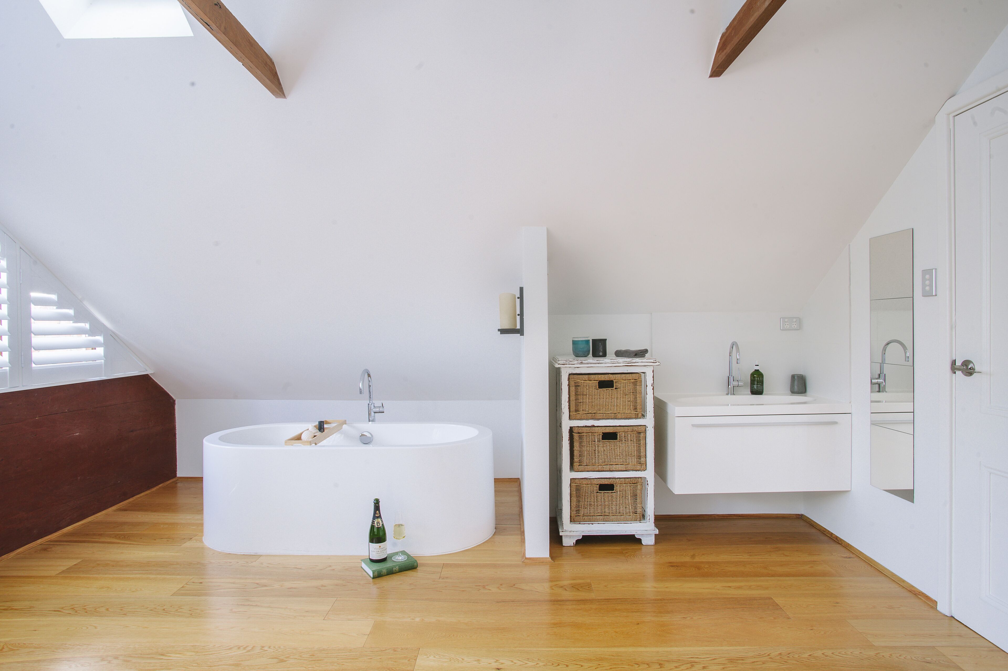 Character Loft House- walk to the beach and cafes — image 12