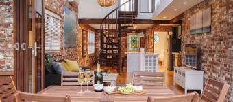 Character Loft House- walk to the beach and cafes