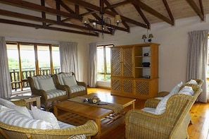 Grand-Villa | Wohnbereich | Flachbildfernseher