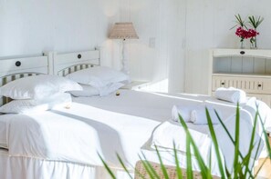 Ropa de cama de alta calidad y caja de seguridad en la habitación