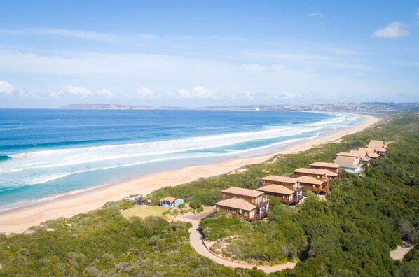 Una playa cerca, arena blanca