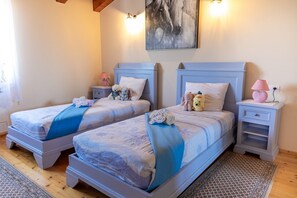 4 bedrooms, iron/ironing board, WiFi, bed sheets