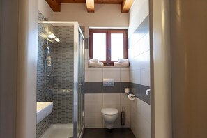 Banheira, secador de cabelo, toalhas de banho 