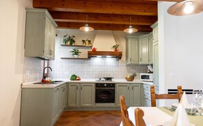 雪櫃、微波爐、焗爐、爐具