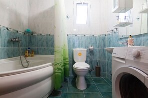 Combined shower/bathtub, hair dryer, towels, soap