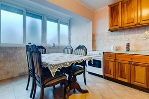 Fridge, oven, stovetop, coffee/tea maker