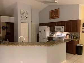 Kjøleskap, mikrobølgeovn, ovn og kokeplater