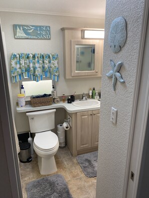 تجهيزات دش، مجففات شعر، مناشف، ورق حمّام