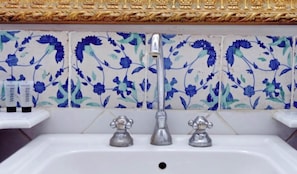 Baignoire, sĂšche-cheveux, serviettes fournies, savon