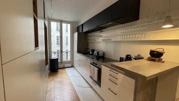 Kühlschrank, Mikrowelle, Ofen, Herdplatte