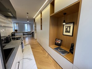 Kühlschrank, Mikrowelle, Ofen, Herdplatte