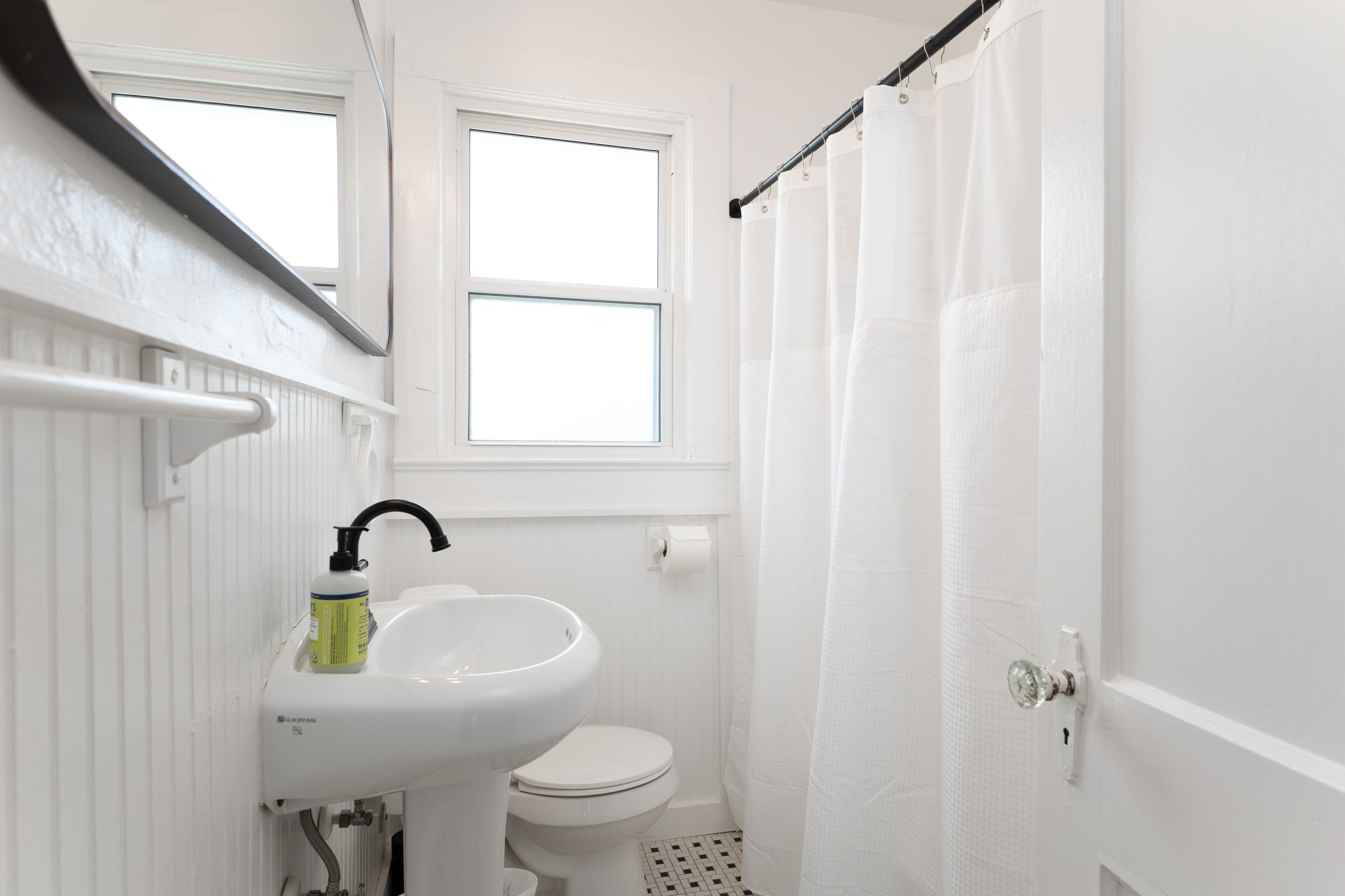 Hair dryer, towels, shampoo, toilet paper