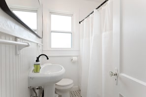 Hårføner, håndklær, sjampo og toalettpapir