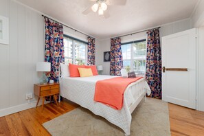 2 soverom, memory foam-senger, strykejern/-brett og reiseseng for barn