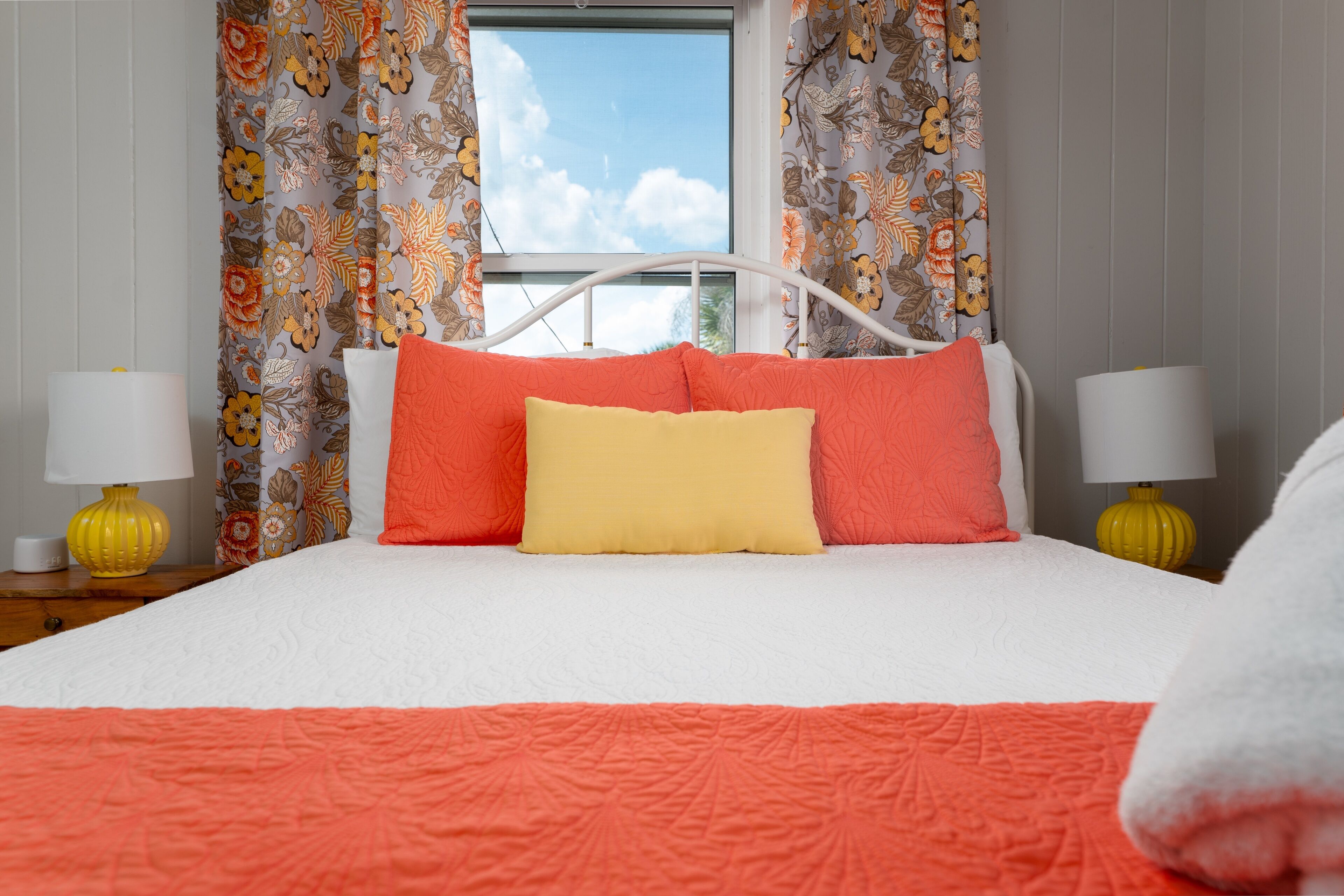 2 soveværelser, senge med madrasser af memory foam