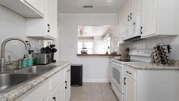 Refrigerador, microondas, placa de cocina, cafetera/tetera