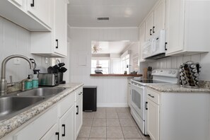 Kjøleskap, mikrobølgeovn, kokeplater og kaffetrakter/tekoker