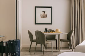 Deluxe Suite, Multiple Beds | In-room dining