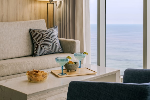 Suite Supérieure, 1 très grand lit et 1 canapé-lit, vue océan | Coin séjour | TV connectée de 40 pouces avec chaînes par câble, télévision