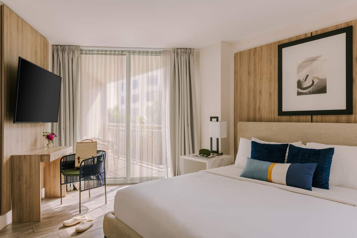 1 bedroom, individually decorated, individually furnished, bed sheets