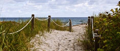 Sulla spiaggia, lettini da mare, ombrelloni, teli da spiaggia