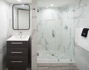 King Room, Partial Ocean View (Self Check-in) | Bathroom | Free toiletries, hair dryer, towels, soap - Hillsboro Beach Resort by Kasa (Hillsboro Beach)