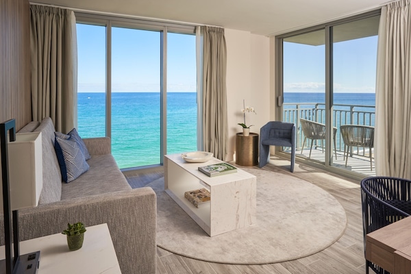 King Suite, Oceanfront (Self Check-in) | Living area | 40-inch Smart TV with cable channels, TV