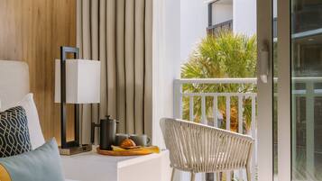 ๋ฐ์ฝ๋ ์ ๋ง