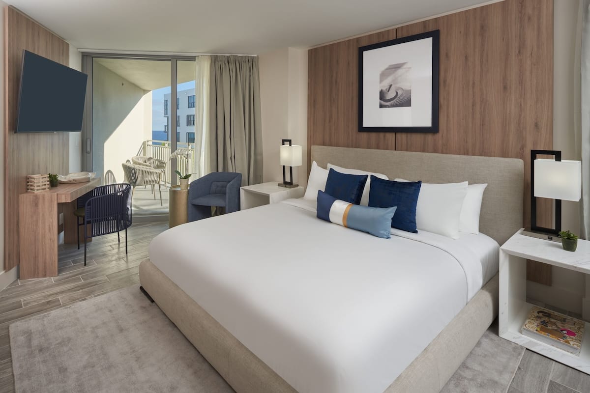 Accessible King Room, Garden View (Self Check-in) | Individually decorated, individually furnished, iron/ironing board