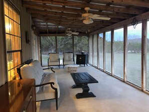 Smart TV - Peaceful and relaxing! 8+ acres 300+' waterfront on beautiful Medina Lake/River (Pipe Creek)