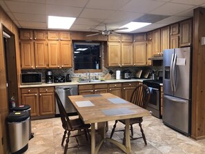 Fridge, microwave, oven, stovetop - Peaceful and relaxing! 8+ acres 300+' waterfront on beautiful Medina Lake/River (Pipe Creek)