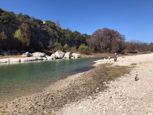 Peaceful and relaxing! 8+ acres 300+' waterfront on beautiful Medina Lake/River