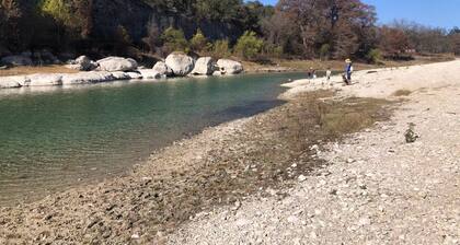 Peaceful and relaxing! 8+ acres 300+' waterfront on beautiful Medina Lake/River