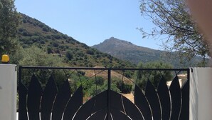 Una entrada protegida con vistas a la montaña.