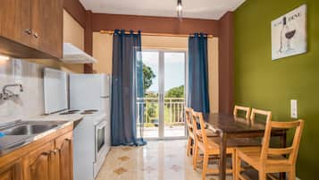 Geladeira, fogão, cafeteira/chaleira, chaleira elétrica